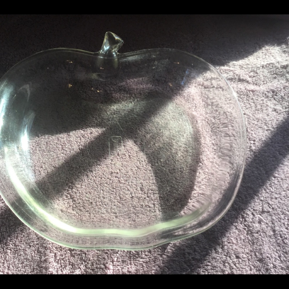 APPLE SHAPED PIE DISH